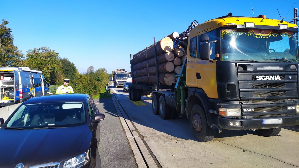 Kamiony mířily na Slovensko přetížené, jeden řidič byl opilý